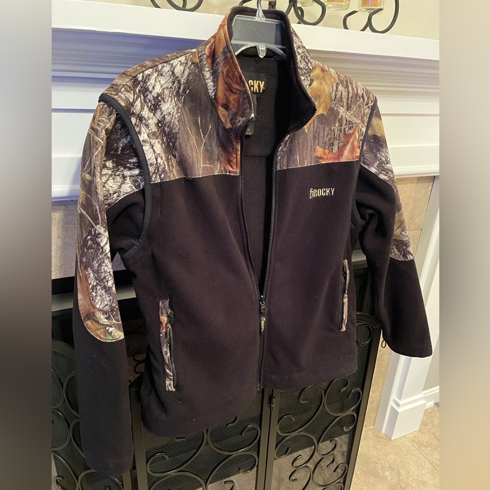 Rocky Mens Fleece Jacket with Removable Sleeves. Black and Camouflage. Size: Med